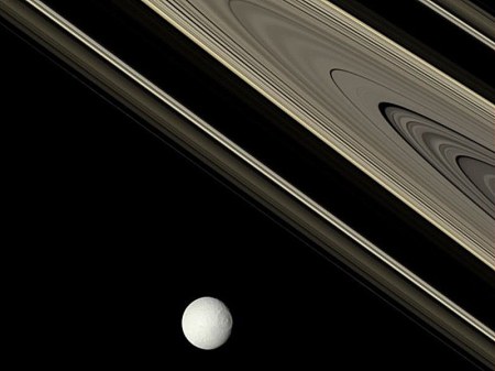 Saturnův odvěký prstenec
