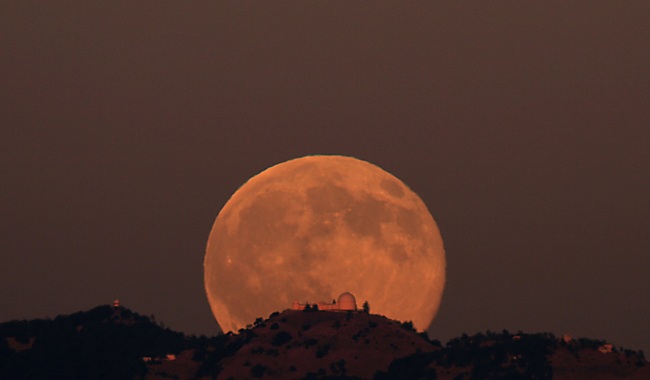 Východ Měsíce nad Lickovou observatoří